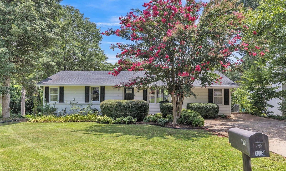 Greenville House | 1/2 acre, 2 master bedrooms, newly renovated 2 miles from downtown, very private