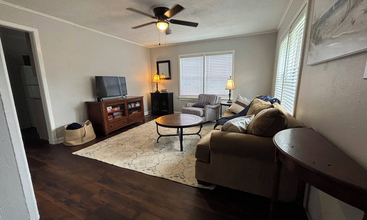 Millington House | 1.8 Miles to USA Stadium. Fast WiFi. No Cleaning Fees. Near Navy Base