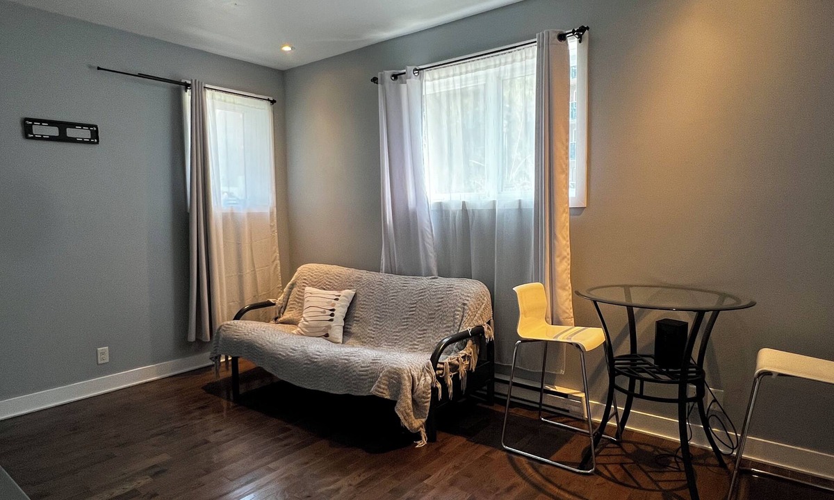 De Lorimier Condo | 1 Bedroom Apartment at Le Plateau-Mont-Royal. 10 mins to the Downtown Area.