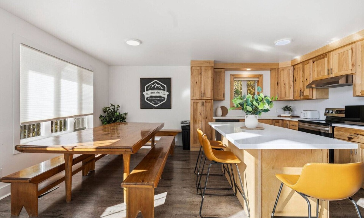 The Blue Mountains House | 10 Bedroom Executive Chalet w/Hot Tub (106 Pilsen Way)