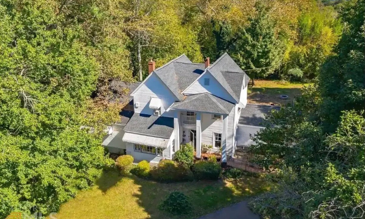 Baldwin House | 1875 Historic Manor, 5 Acres Near Helen & Wineries