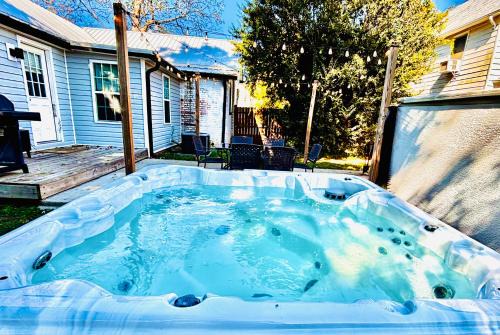 Graham House | 1920 Brick House-Hot Tub-Outdoor Brickoven Pizza-Pets-Breweries