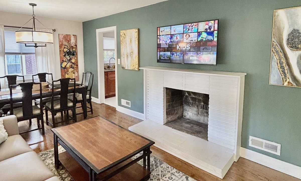 Enderly Park House | 2.3 Miles from Uptown, Comfy Beds, and a Tennis Court across the street!