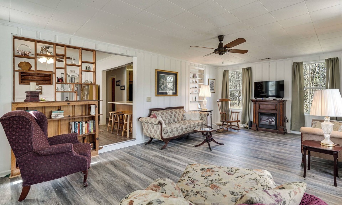 Martin House | 2-Acre Farmhouse w/Animals! Allendale Retreat