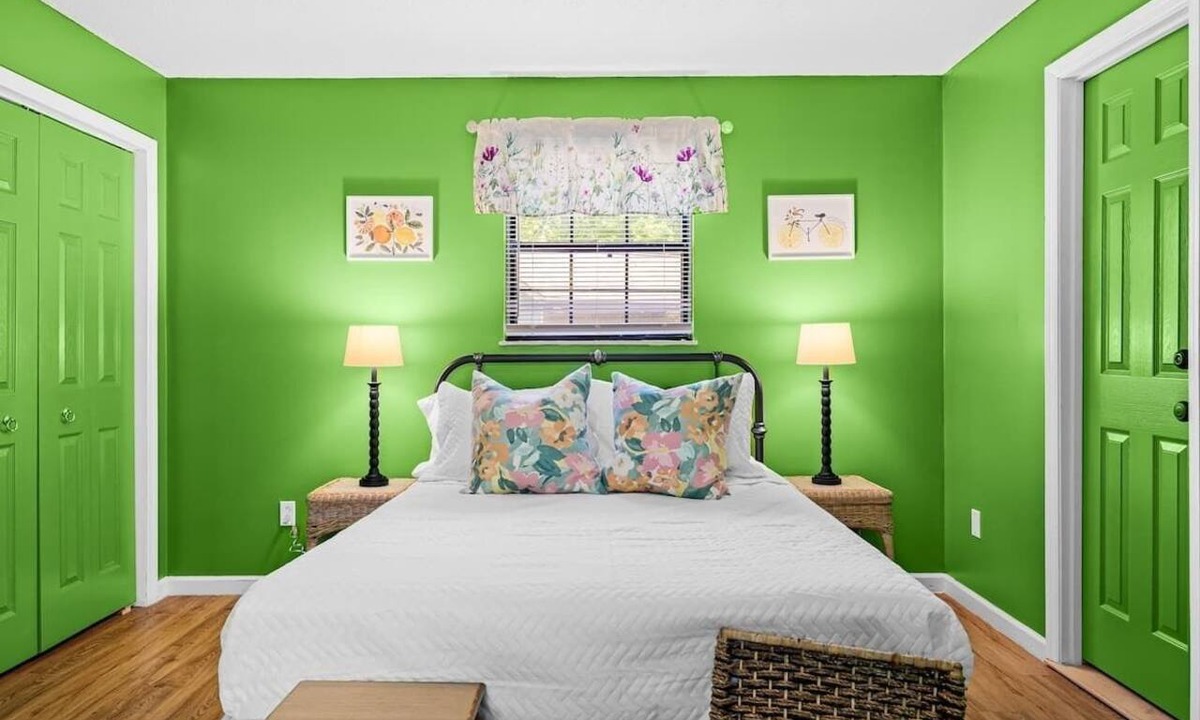 Louisville House | 2 Bed 1 Bath Private Suite Funky Bunch TYSUT