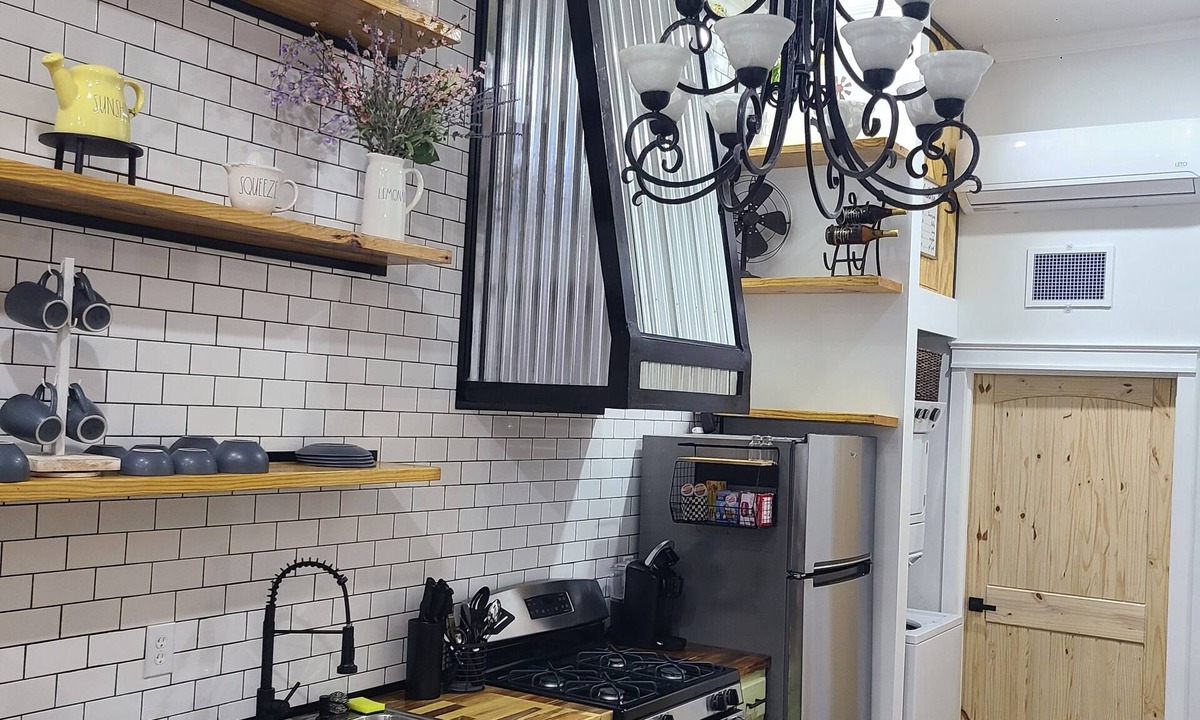 Mccoll Apartment | 2-bedroom apartment in terrific McColl with cool AC