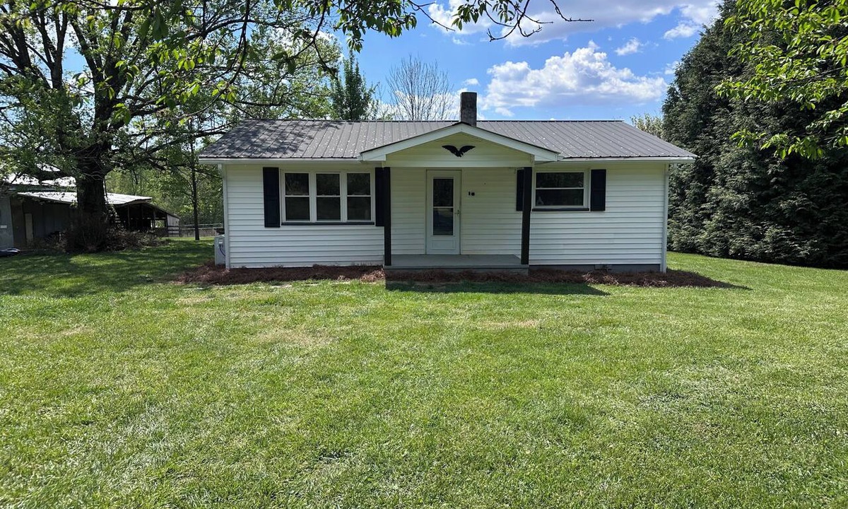 Elkin Cottage | 2 Bedroom Cottage Elkin- Yadkin Valley Farm Stay Near Trout Fishing & Vineyards