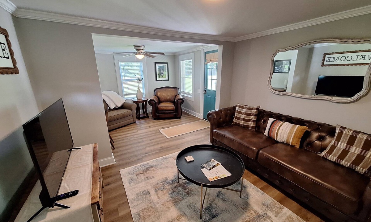 Salem Cottage | 2-bedroom cottage in beautiful Salem with mountain views.