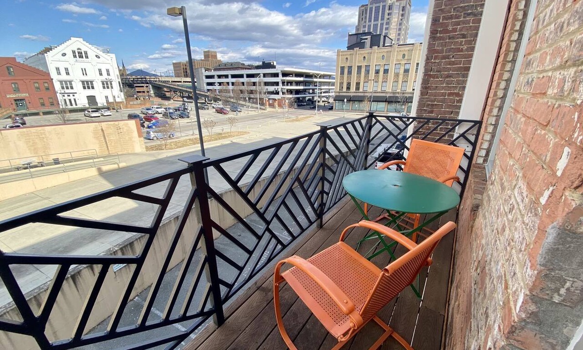 Roanoke Apartment | 2 BR/2 BA/King Bed/ArtLoft/Balcony/2 Free Parking Spots/Walk Downtown Roanoke