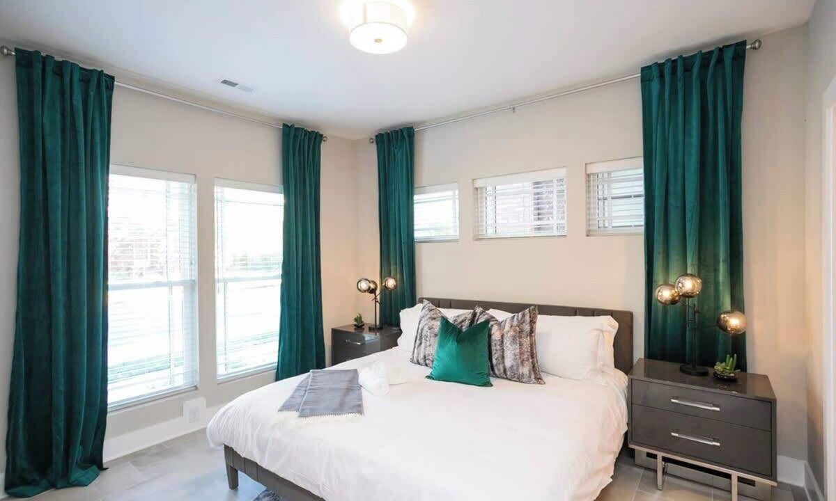 Hadley - Washington House | 2 Homes-Sleeps 24-Roof Decks-Grills Near Broadway