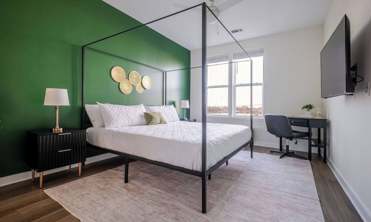 Richmond Apartment | 2-King Beds apartment in Richmond w/80' projector, AC and fitness room