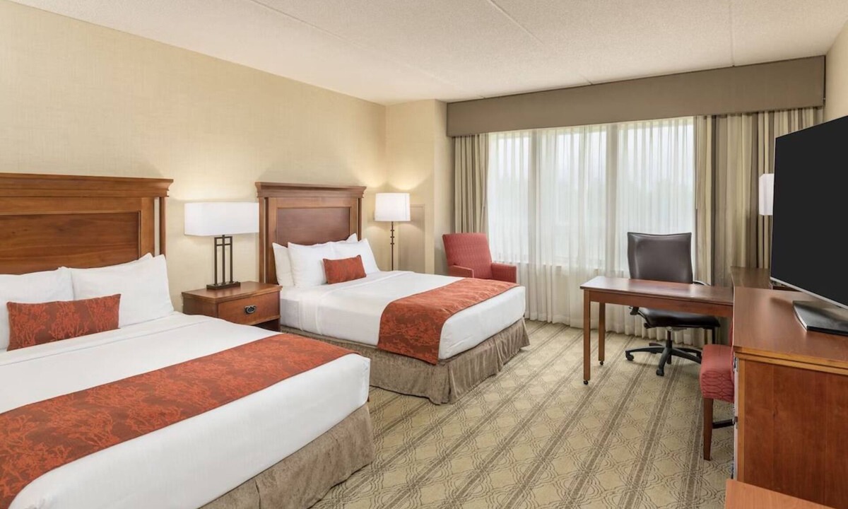 Blacksburg Hotel | 2 Queen Beds Suite | Free Parking | Near Campus & Downtown
