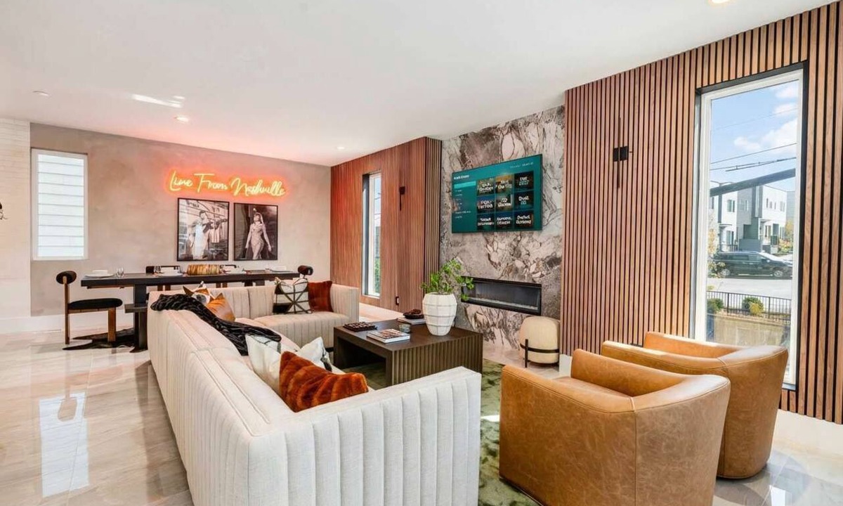 Katie Hill Neighborhood House | 2 rooftop decks, hot tub & bunk rooms, sleeps 12 near downtown Nashville