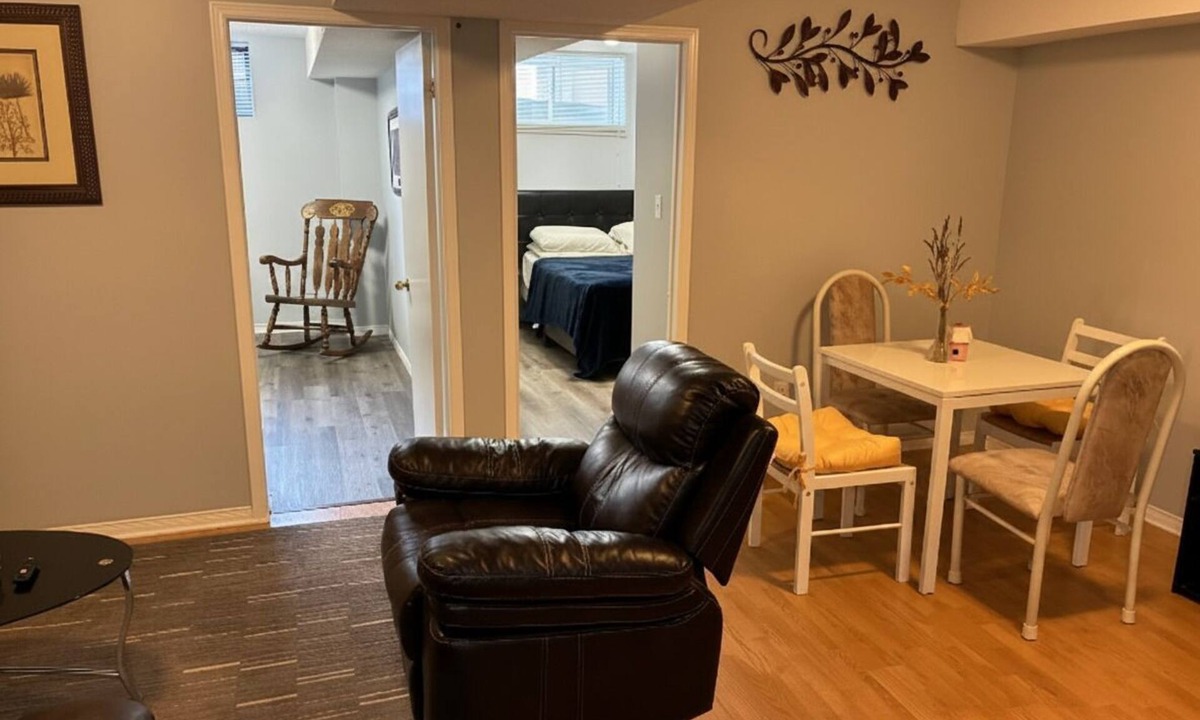 Brantford House | 2BR Basement Suite Kitchen Smart TV Free Parking