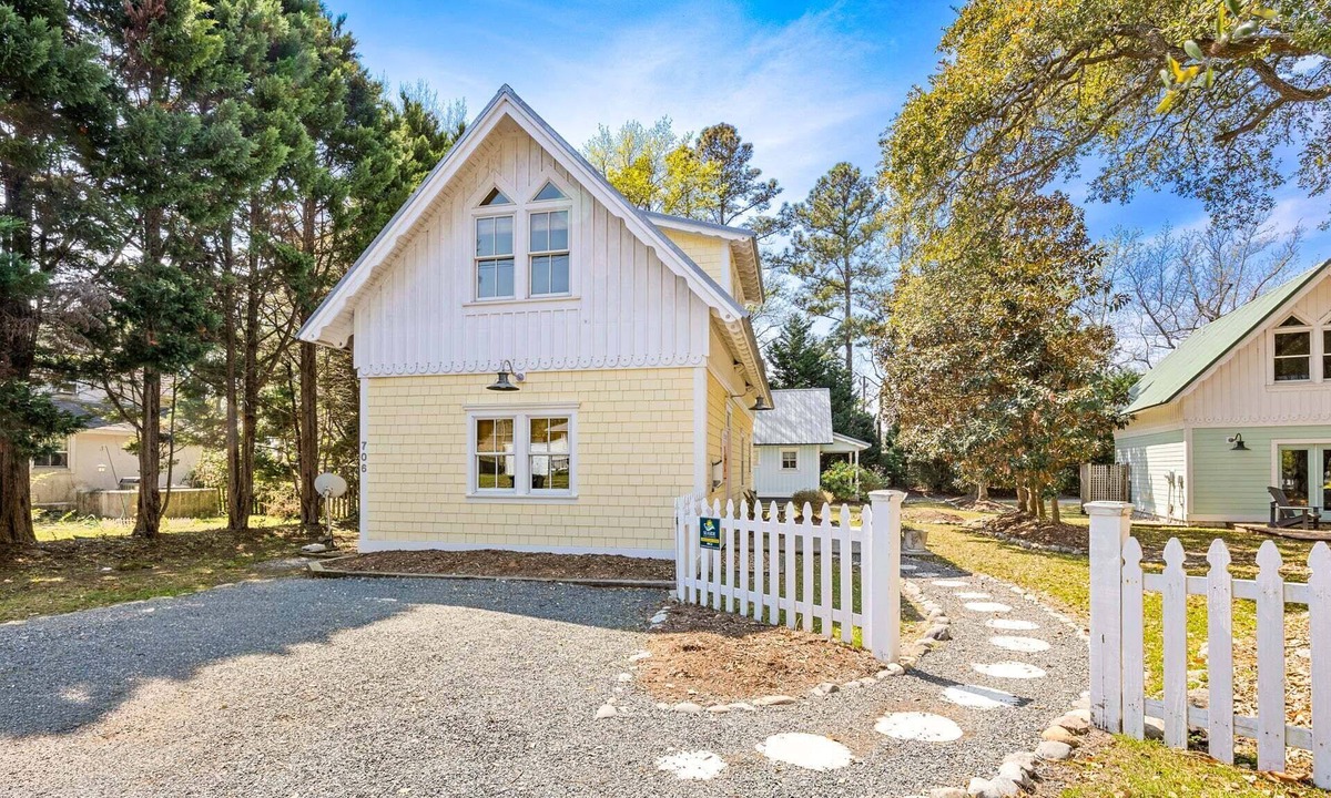 Historic Downtown Manteo House | 2BR coastal cottage w/whirlpool tub & patio