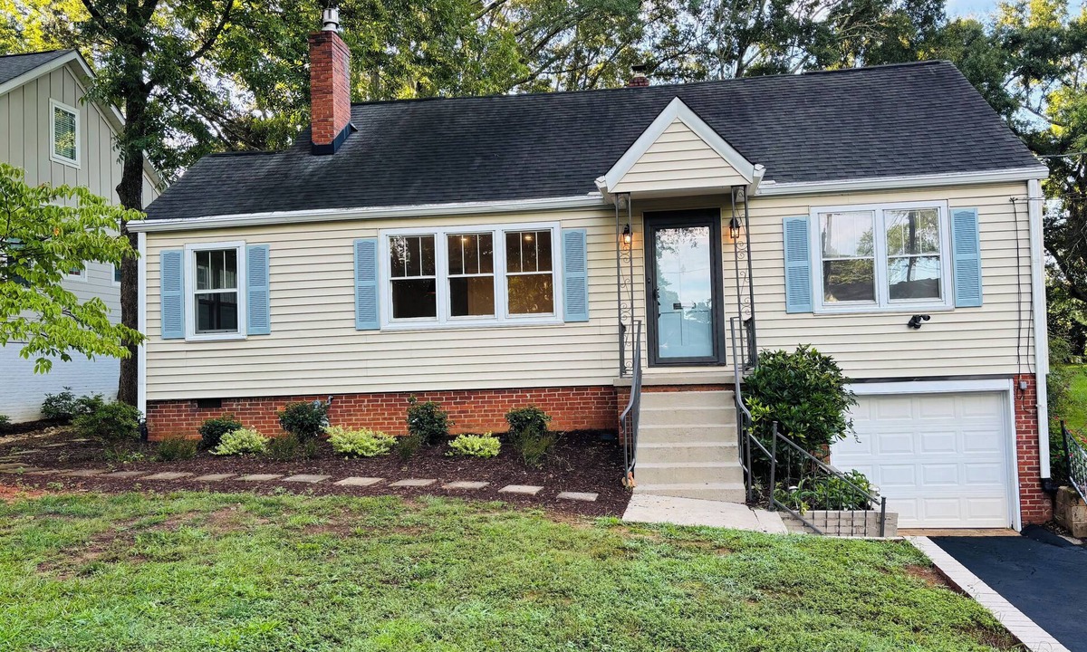 Greenville House | 3-bedroom - 2 mi to DT Greenville - fenced yard
