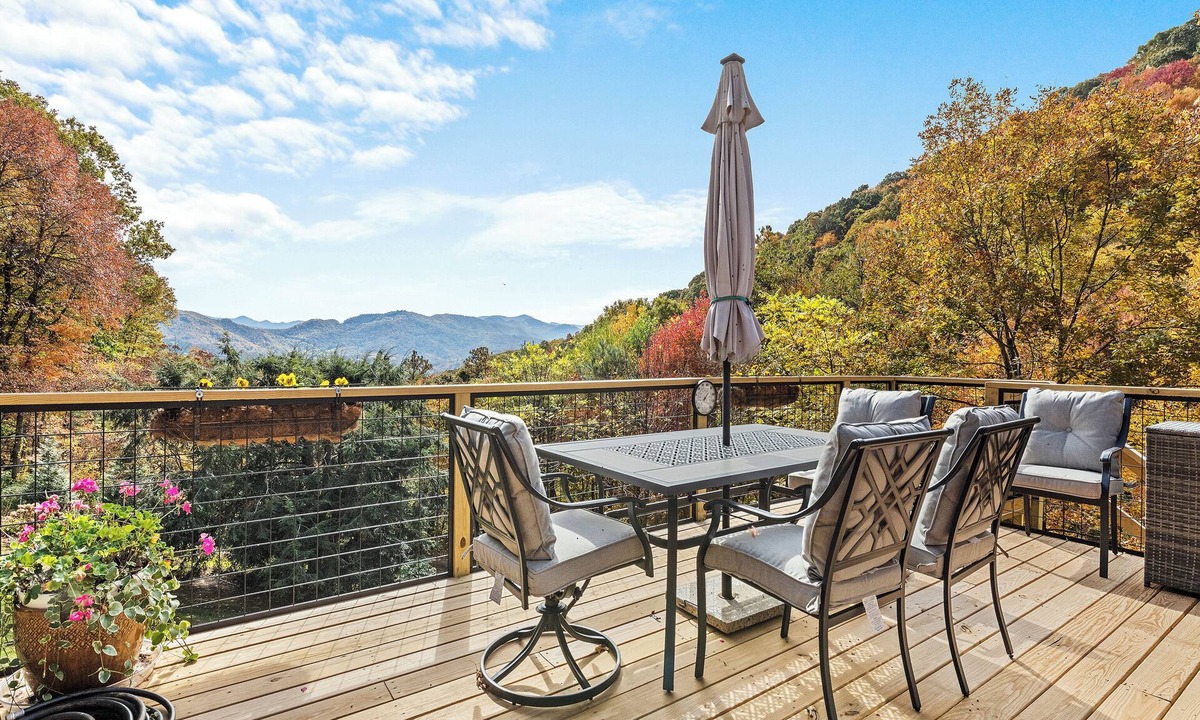 Clyde House | 3-bedroom/3-bath house next to Blue Ridge Parkway with unbeatable Mountain View