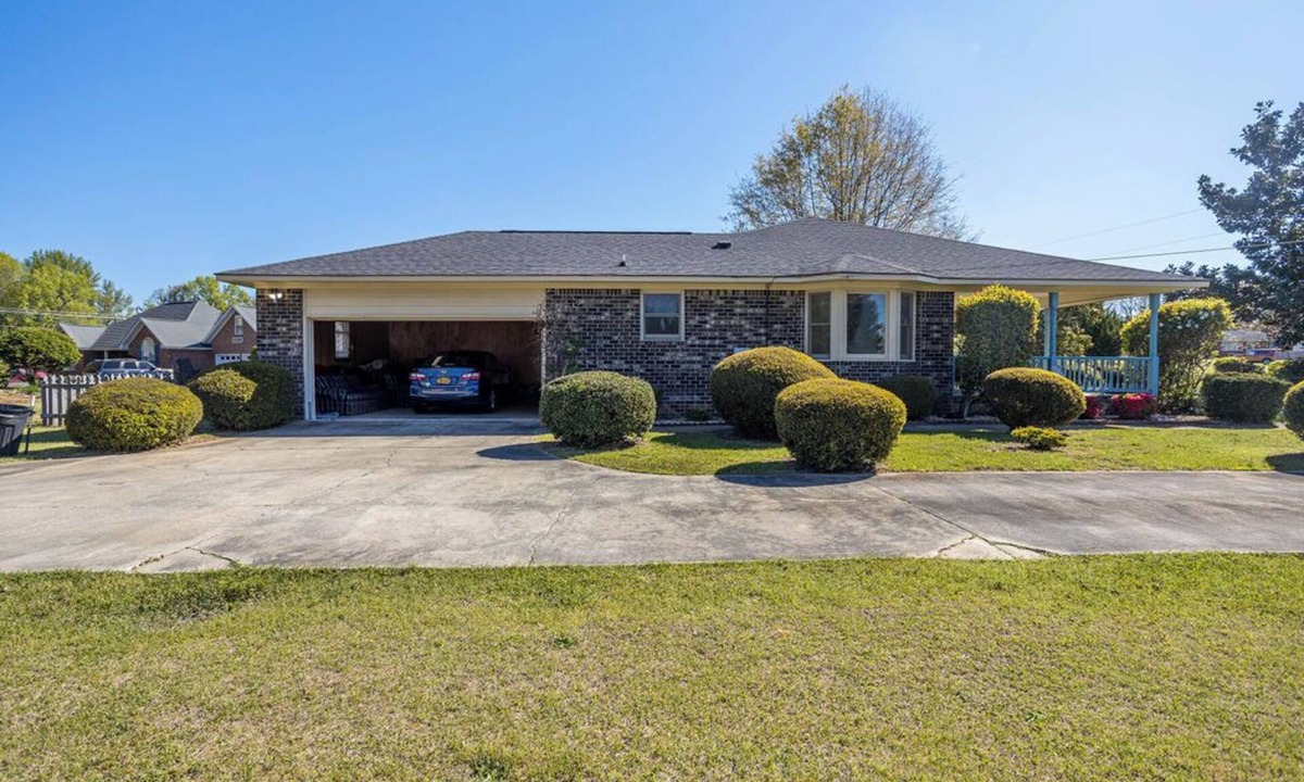 Oakland House | 3-bedroom house in charming Sumter near Shaw AFB with WiFi, AC. Book now