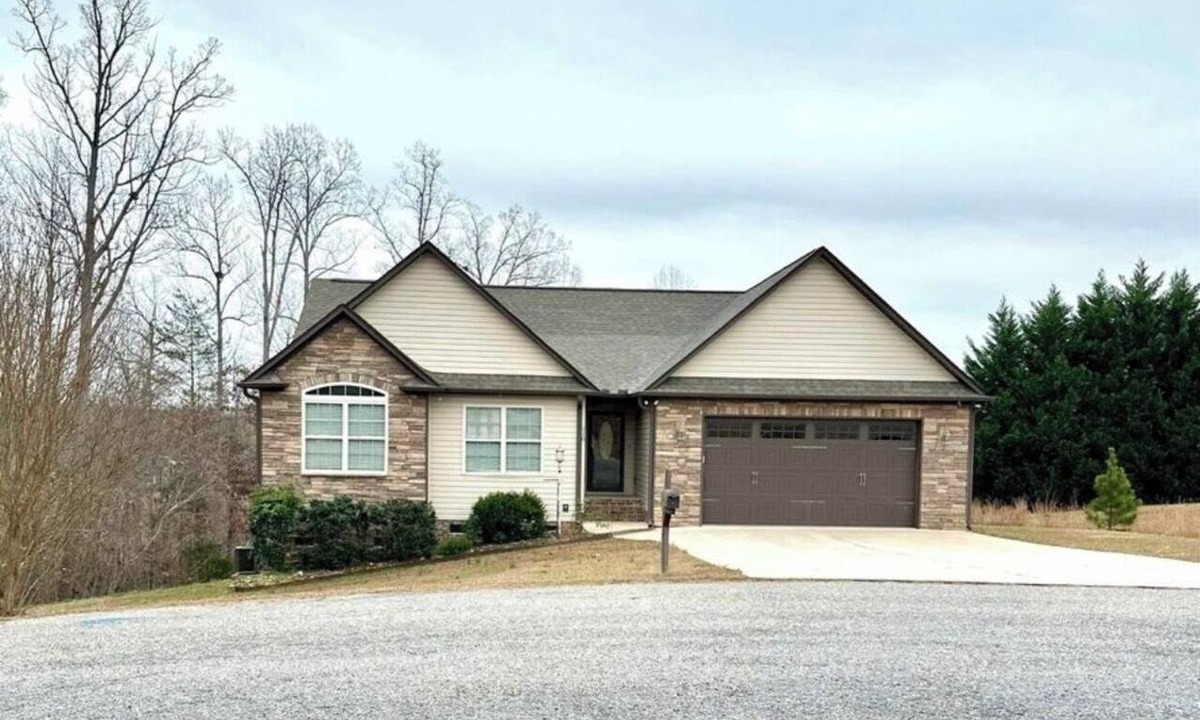 Henrietta House | 3-bedroom house in fabulous Gaffney with a spacious back yard