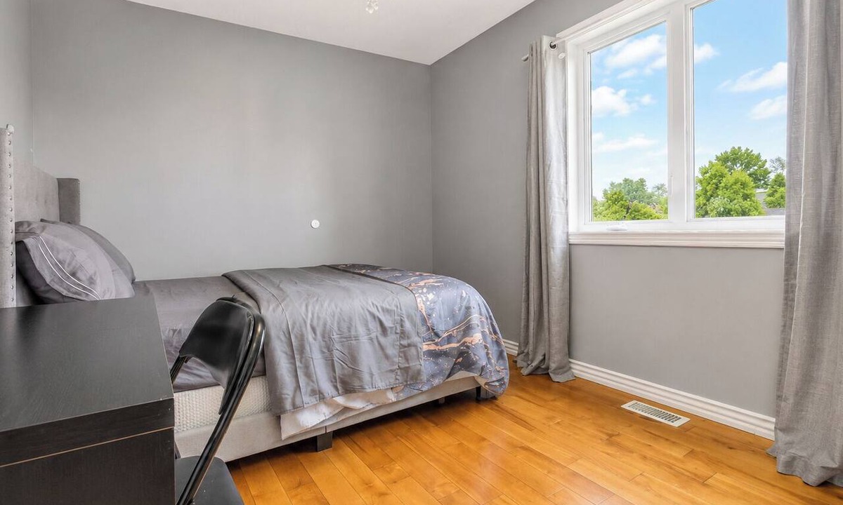 Mercier House | 3-bedroom house in marvelous Mercier with cool AC