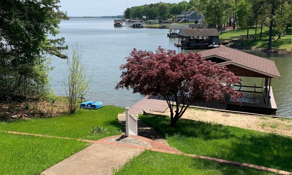 Henrico House | 3 Living spaces w/3 full Kitchens - Private Boat House & Sandy Beach