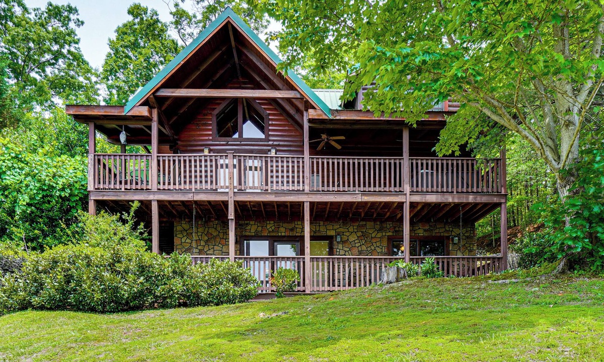 Black Bear Falls Cabin | 3 Mi to Dtwn Gatlinburg! Cabin w/Private Hot Tub
