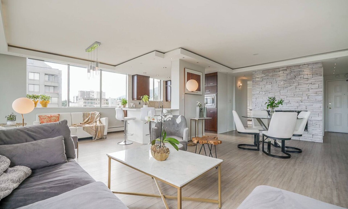 Ambleside Condo | 3 minute walk to the beach! NEW LISTING! MAJOR INTERNATIONAL SPORTING EVENT Home Base! Luxury Waterfront Condo