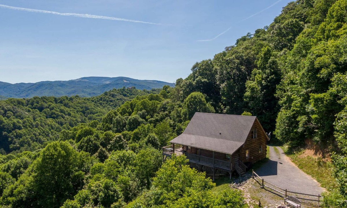 Boone Cabin | 3 Peaks Lodge - Charming Pet Friendly Cabin with great views, hot tub and pool table!