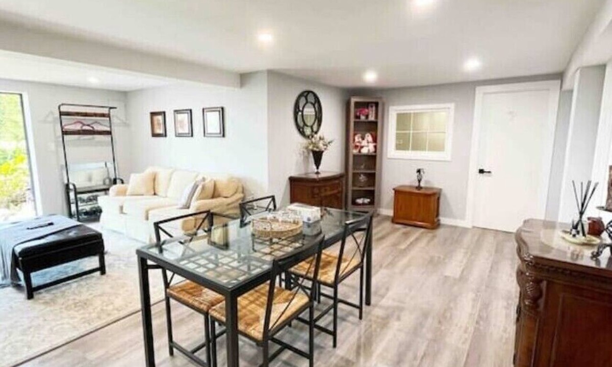 West Vancouver Apartment | 3BR Private Suite · West Vancouver · Landmark View · Prime Location