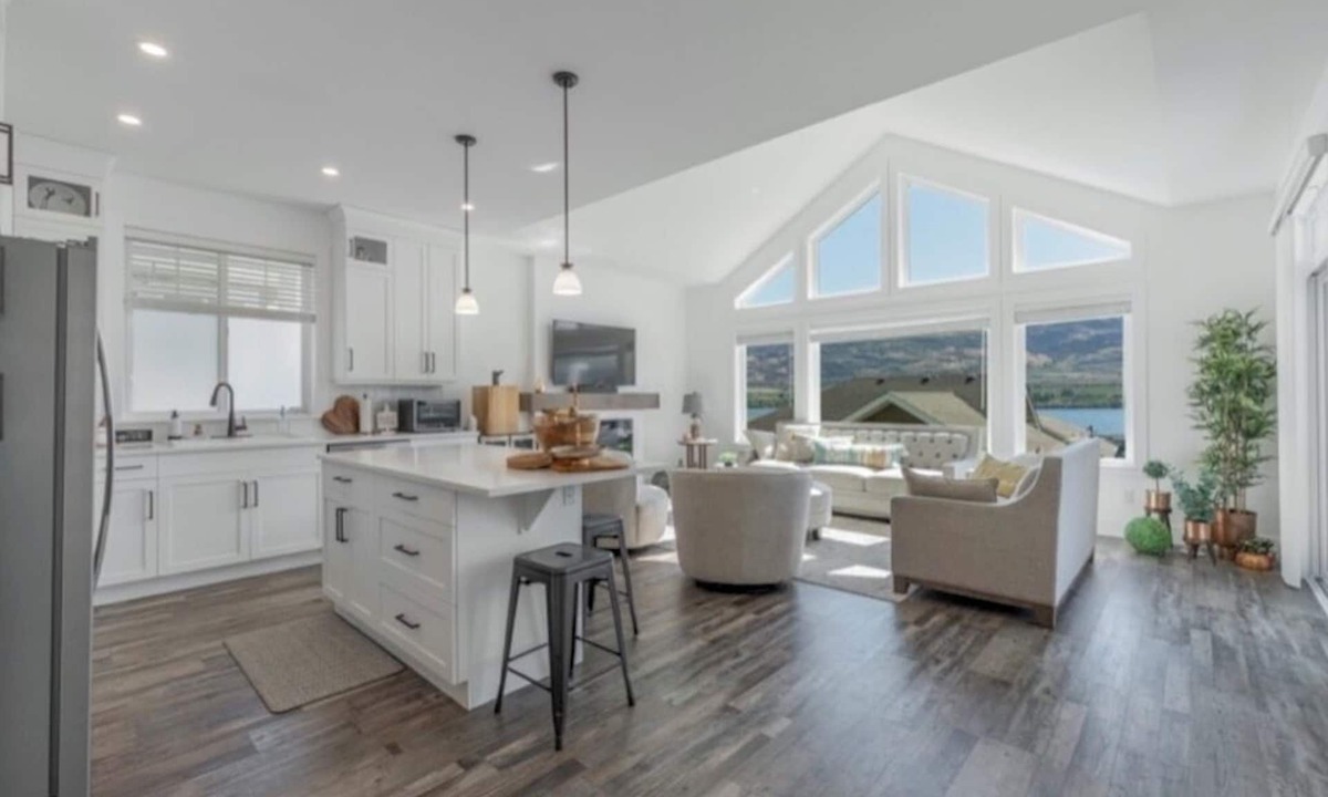 Osoyoos House | 4 bedroom, 4 Bathroom on the Lake Enjoy Beach in Summer, Ski in Winter
