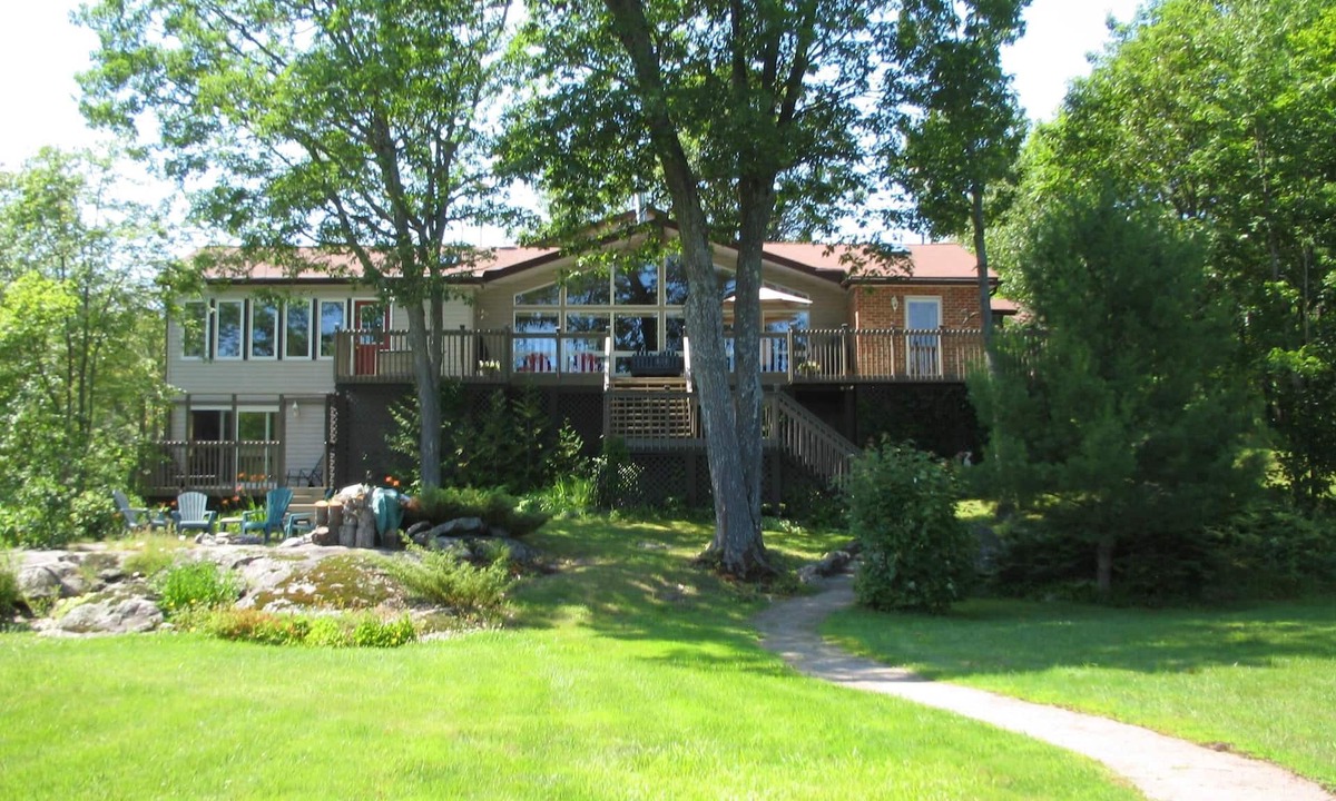 Gravenhurst Cottage | 4 Bedroom Luxury Cottage in Muskoka on lake