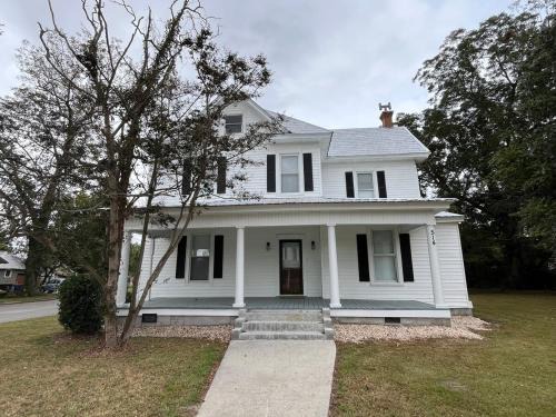 Durants Neck House | 5-bedroom home in Hertford - The Penn Ave Retreat