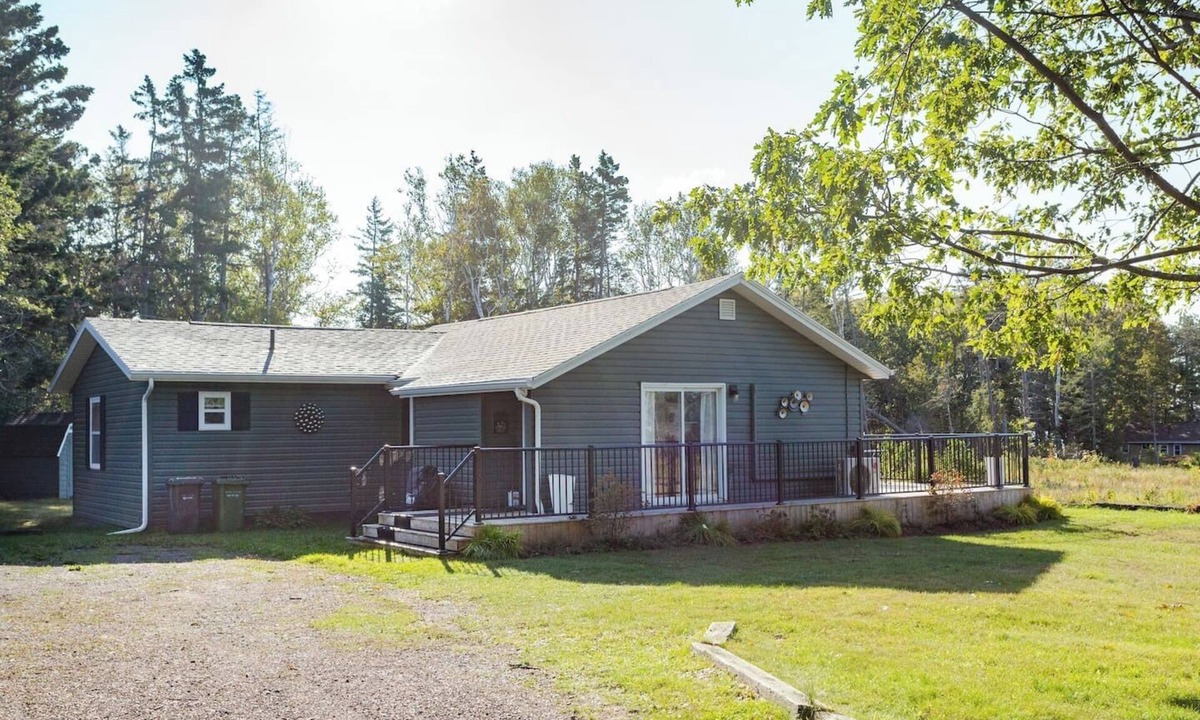 Anne's Land House | 5 Minutes to the beach. 3 Bedroom, water view Bungalow. Close to Cavendish