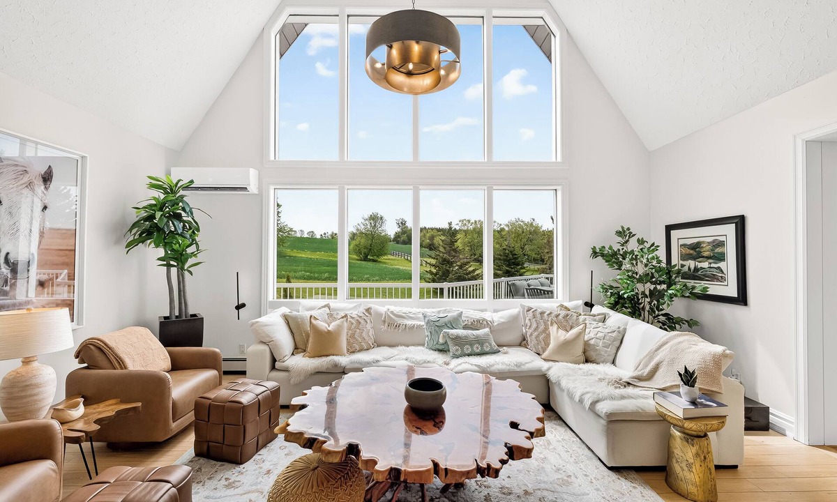 Quinte West House | 5BR Private Luxury Estate w/Pool, Hot Tub & Views