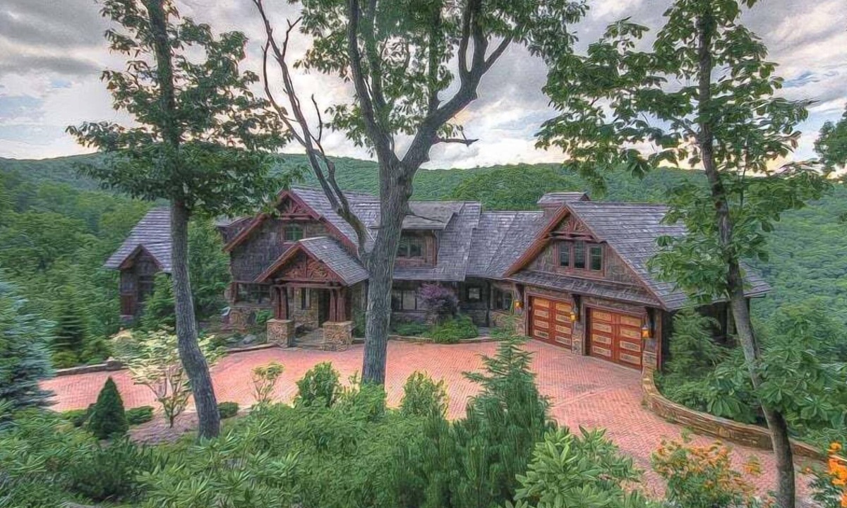 Boone House | 6,400SF Mtn Home, Views, Pool Table, Outdoor Fireplace, Near Downtown Boone, Pet Friendly