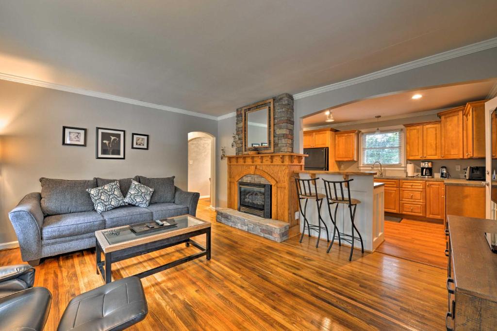 Charlotte House | 6 Mi to Downtown Charlotte! Charming Home w/Patio