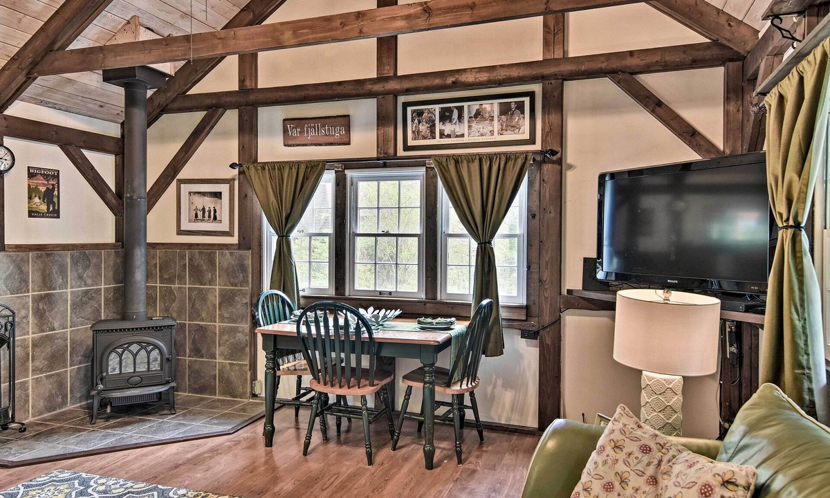 Newland Cottage | 6 Mi to Grandfather Mtn: Lake Cottage w/Deck