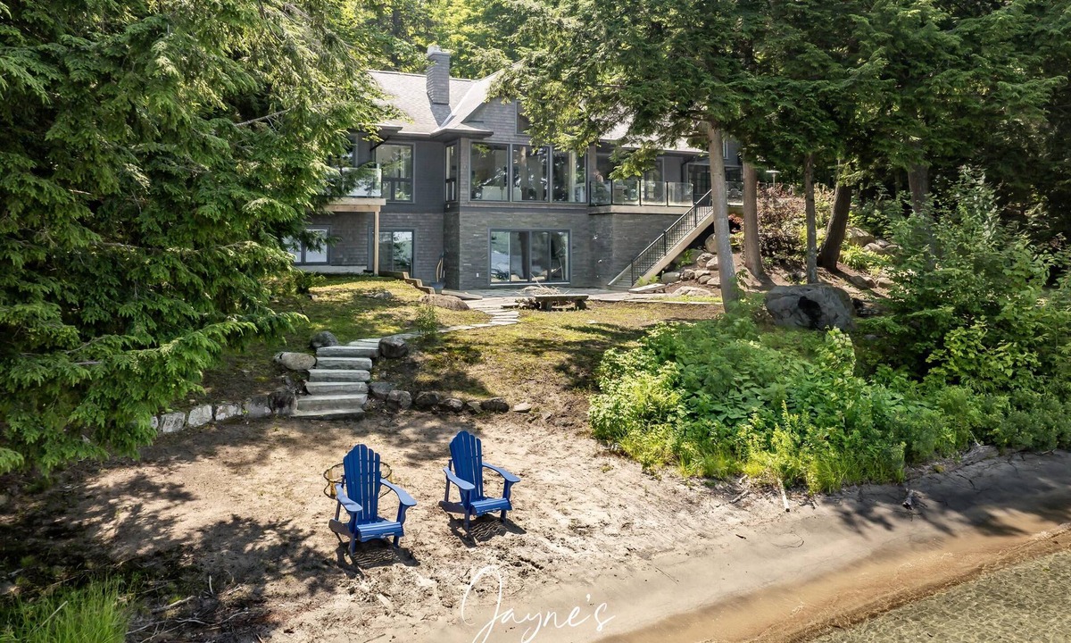 Muskoka Lakes Cottage | 7 bed 5 bath cottage on Lake Joseph + Bunkie with an incredible Beach