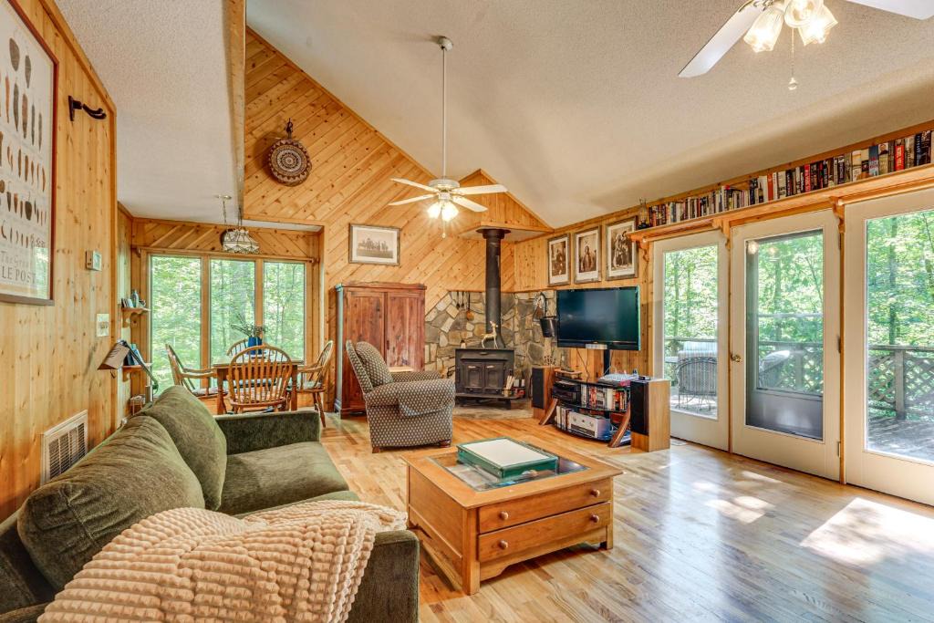 Sunset House | 9 Mi to Lake Keowee! Secluded Creekfront Getaway