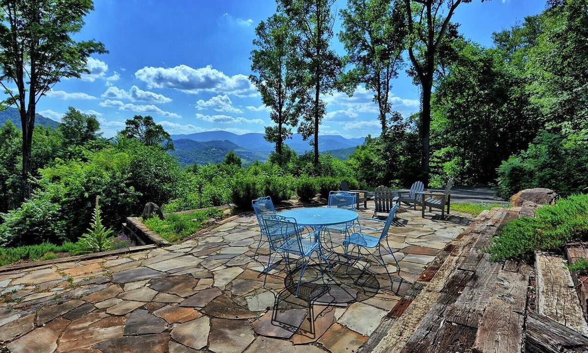 West Jefferson Ski Chalet | A Sunset Ridge in West Jefferson, NC: 3BR Chalet with hot tub, game room, and beautiful views.