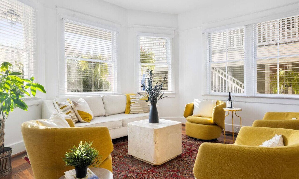 Cannonborough Elliotborough House | A1 at Saint Philip Square, One Block to King, Vibrant Historic Retreat