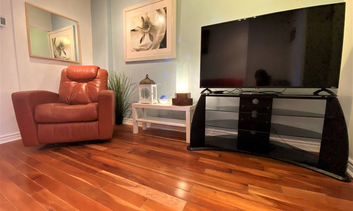 Plateau Mont Royal House | A3~Sunny Balcony+3 Full baths+5 Queen beds+4 Sofabeds+Free Parking~100Walk Score