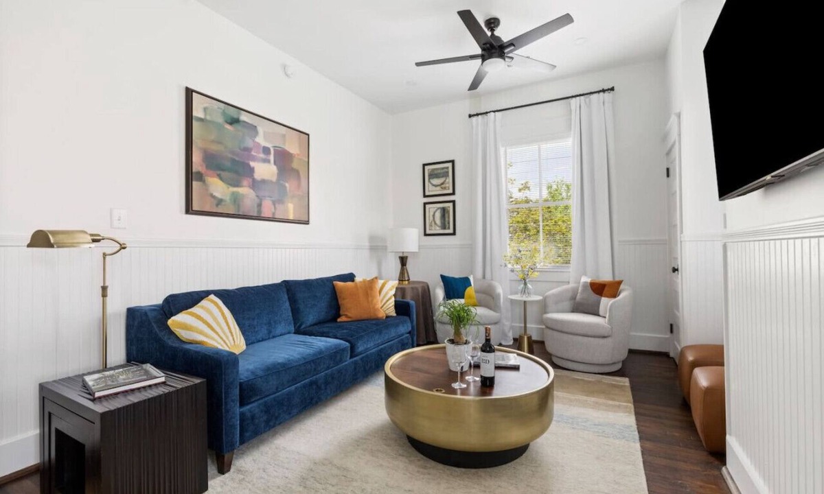 Cannonborough Elliotborough House | A4 at Saint Philip Square, One Block to King, Top Floor Courtyard View Apartment