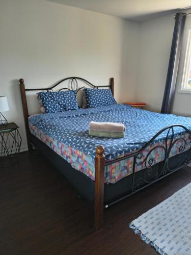 Mississauga House | Airy Room with King bed in Central Mississauga Near Airport