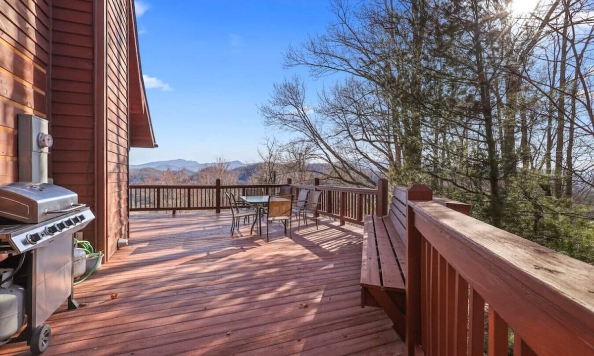 Vilas Cabin | Amazing Views! Wonderful Cabin Convenient to Boone and ASU!