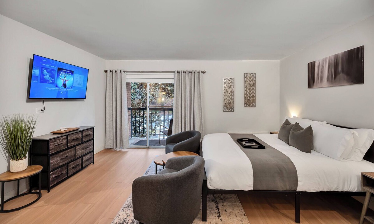 Northeast Raleigh Apartment | An Upscale Midtown Studio w/Private Balcony