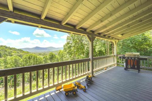 Warrensville House | Ashe County Log Cabin: Mountain-View Deck, Sauna