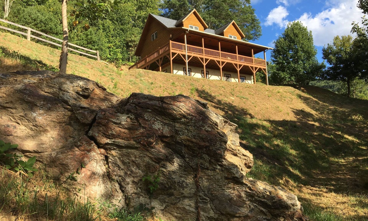 Ridgewood Estates Cabin | Authentic log cabin with astonishing mountain views; close to Blue Ridge Parkway