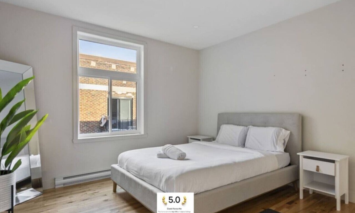 Cote-Des-Neiges—Notre-Dame-De-Grace Apartment | Authentic Stay in the City Heart
