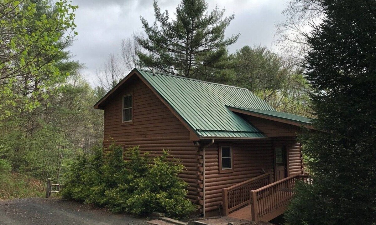 Fleetwood Cabin | Autumn Mist - Hot Tub, WIFI, Pool Table & Dog Friendly, Gas logs, Creekside Trout Stream